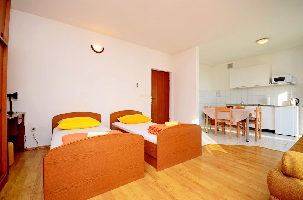 Apartments Mario With Private Parking Makarska Eksteriør billede
